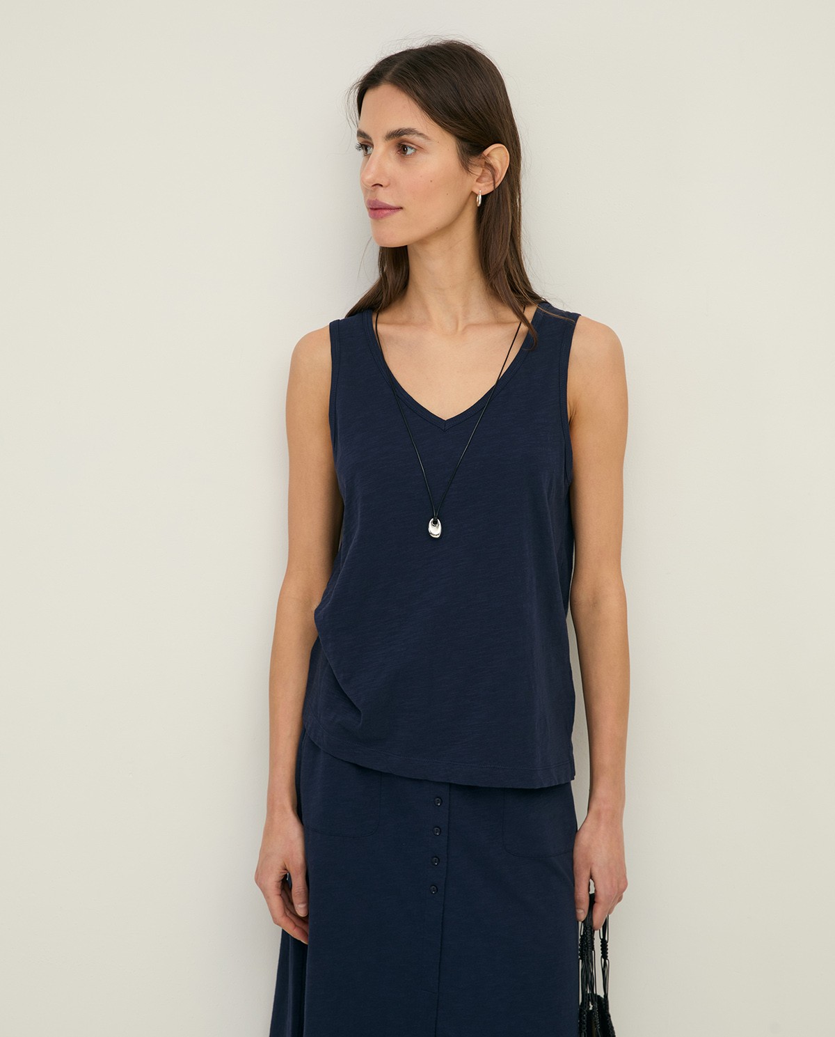 Top sin mangas algodón orgánico en color azul oscuro, vista frontal con detalle del tejido