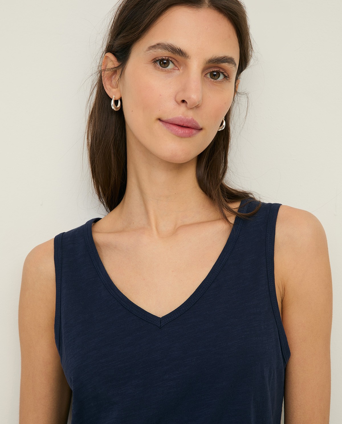 Top sin mangas algodón orgánico en color azul oscuro, vista frontal con detalle del tejido 1