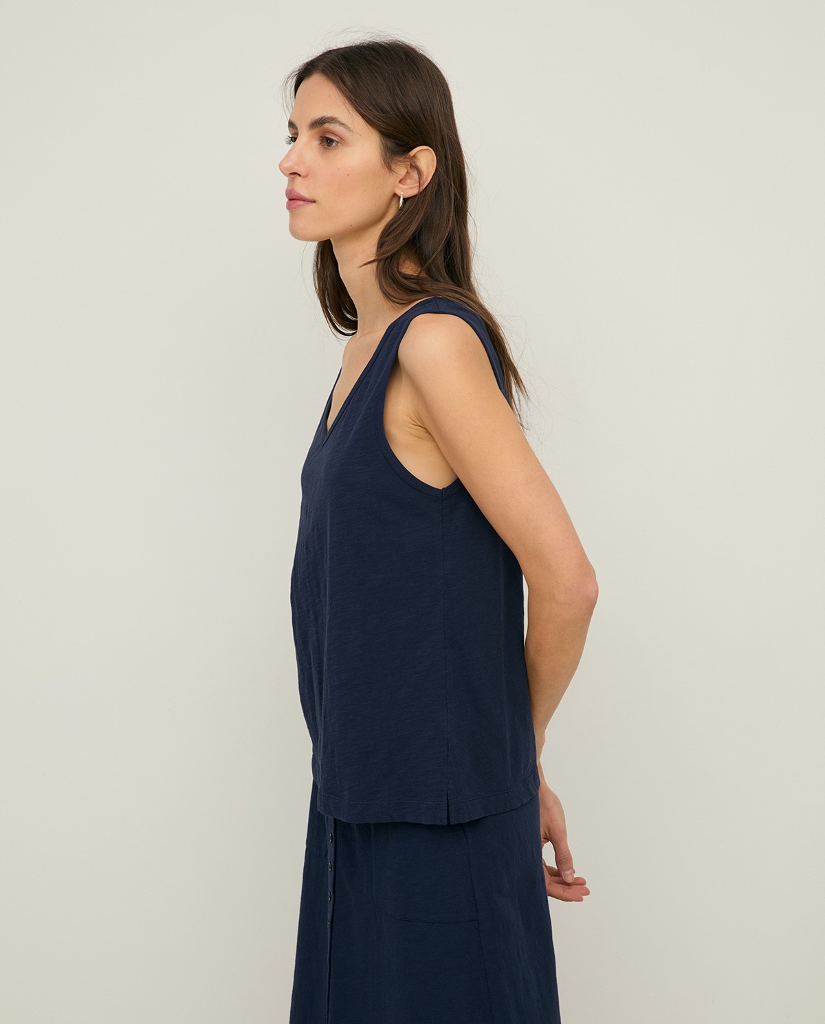 Top sin mangas algodón orgánico en color azul oscuro, vista frontal con detalle del tejido 2