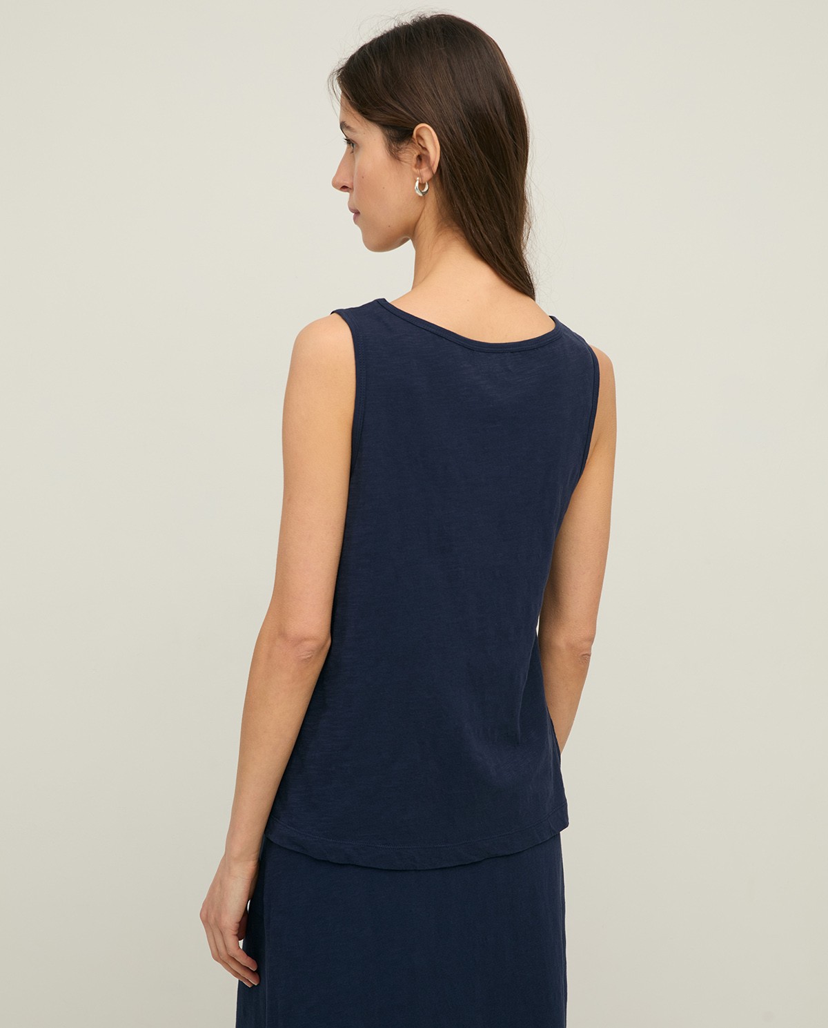 Top sin mangas algodón orgánico en color azul oscuro, vista frontal con detalle del tejido 3