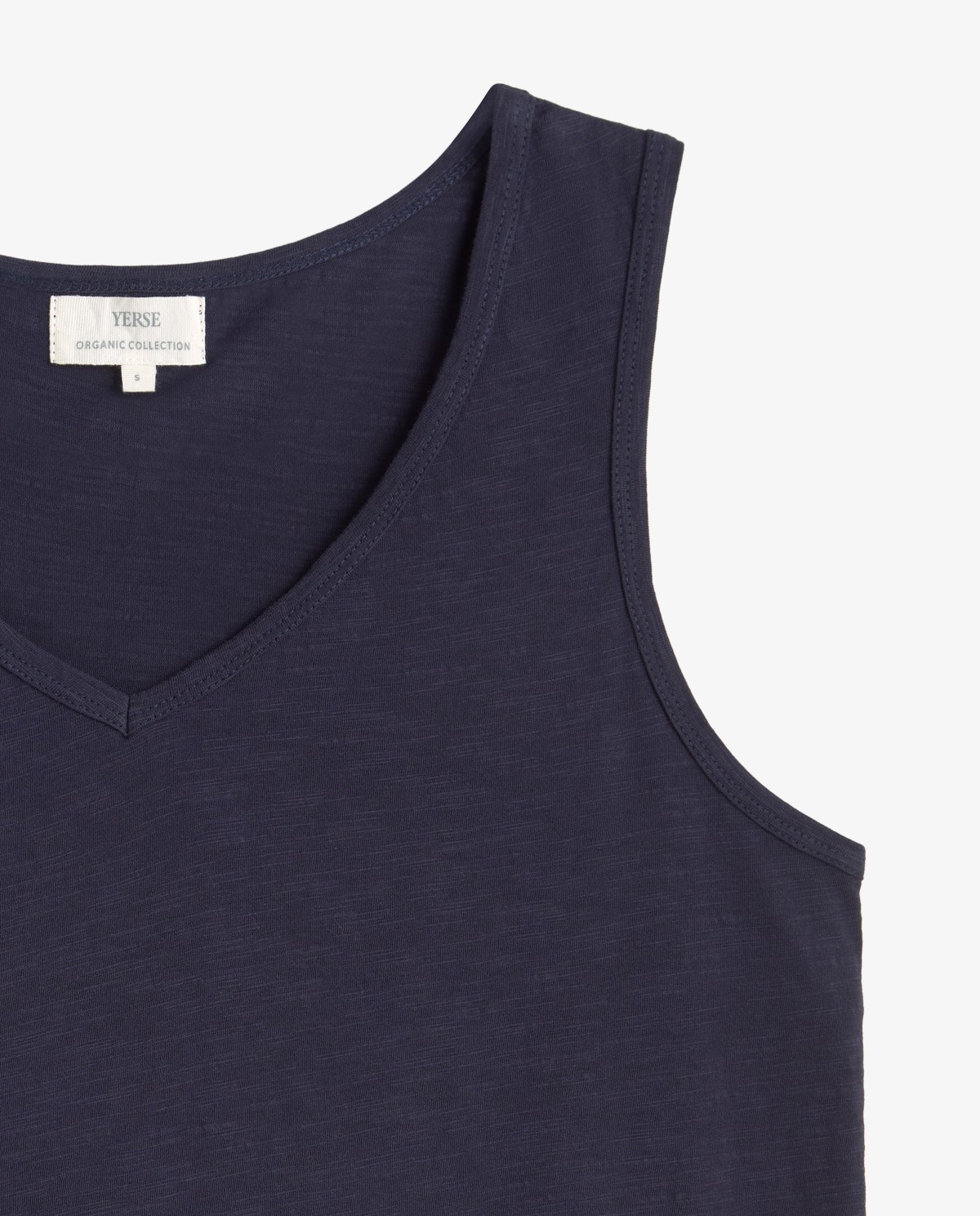 Top sin mangas algodón orgánico en color azul oscuro, vista frontal con detalle del tejido 6