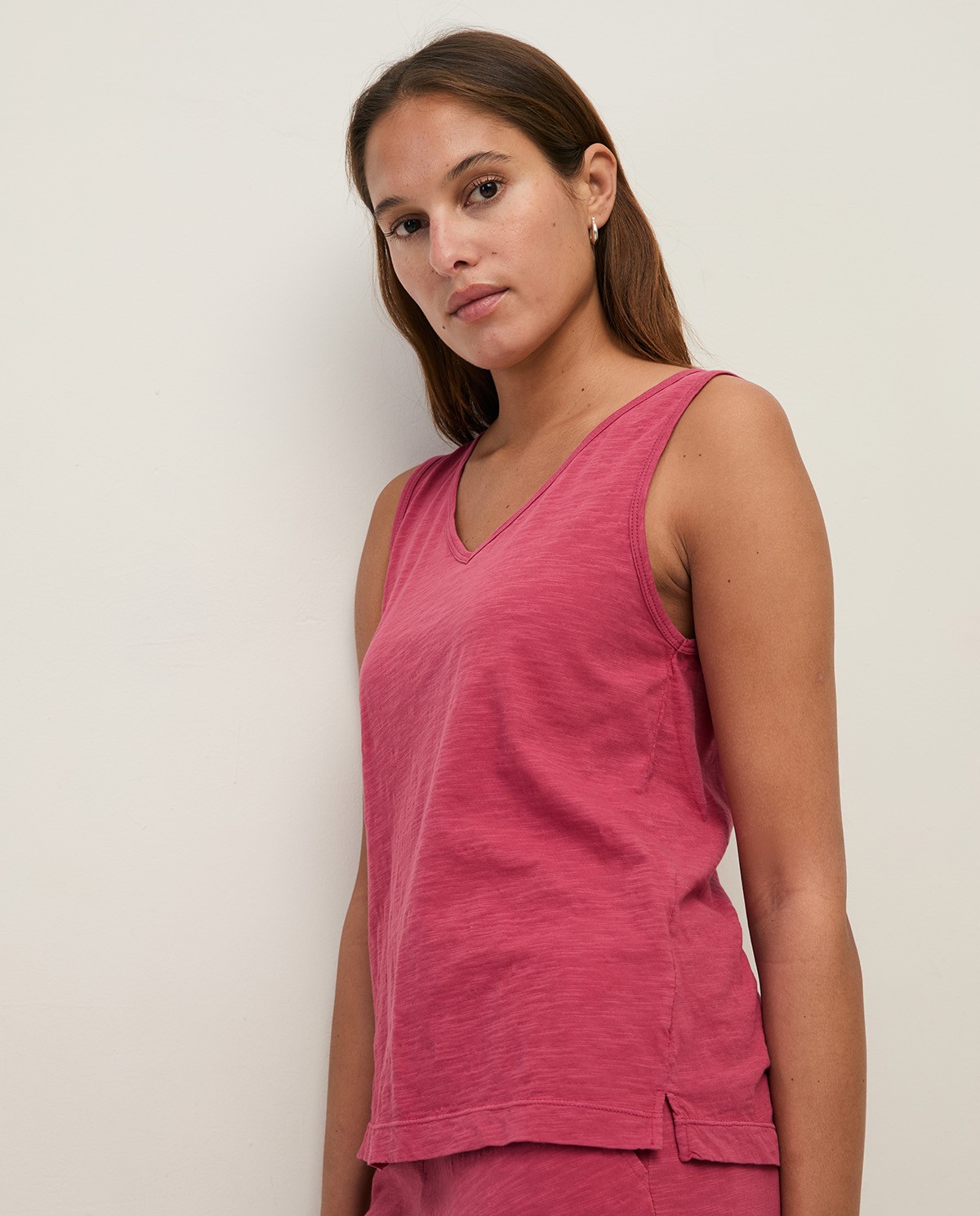 Top sin mangas algodón orgánico en color frambuesa, vista frontal con detalle del tejido