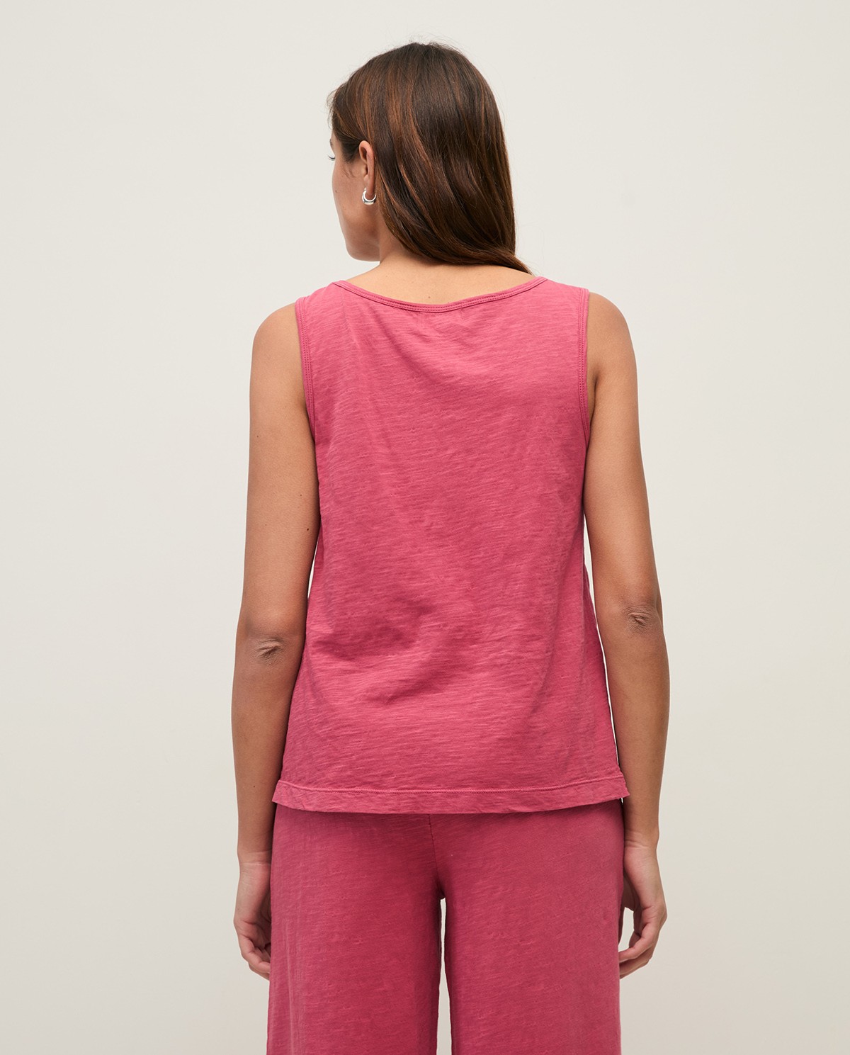 Top sin mangas algodón orgánico en color frambuesa, vista frontal con detalle del tejido 3
