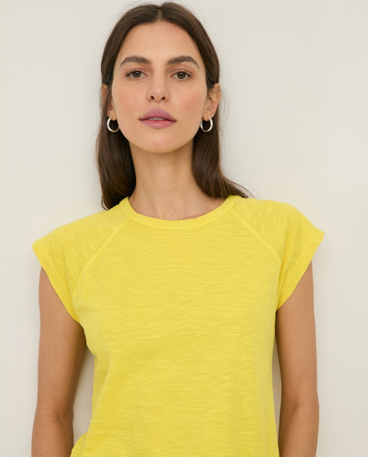 Camiseta manga corta algodón orgánico en color lima, vista frontal con detalle del tejido