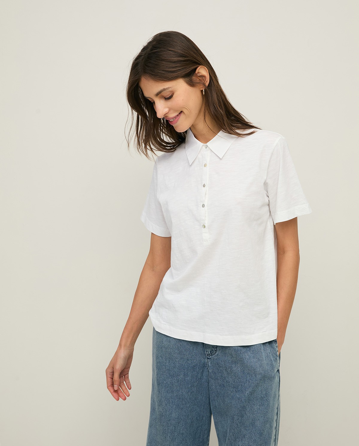 Camiseta cuello polo algodón orgánico en color blanco, vista frontal con detalle del tejido