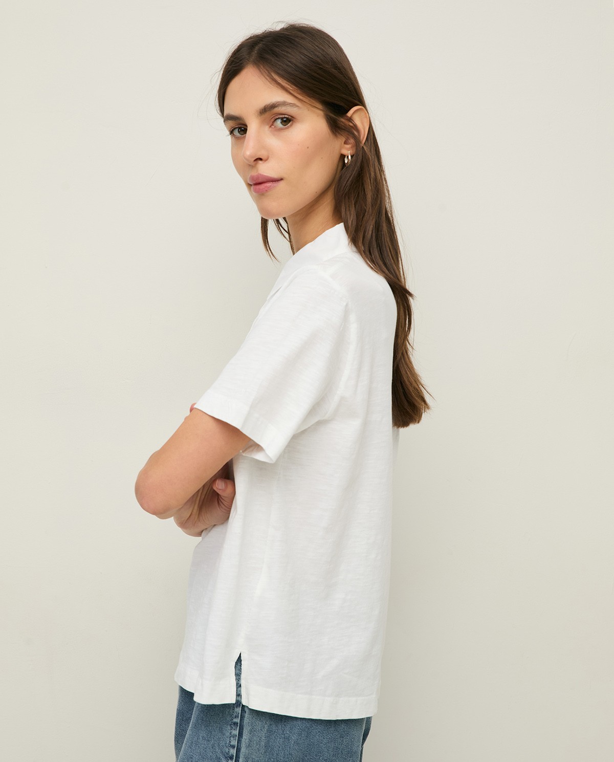 Camiseta cuello polo algodón orgánico en color blanco, vista frontal con detalle del tejido 1