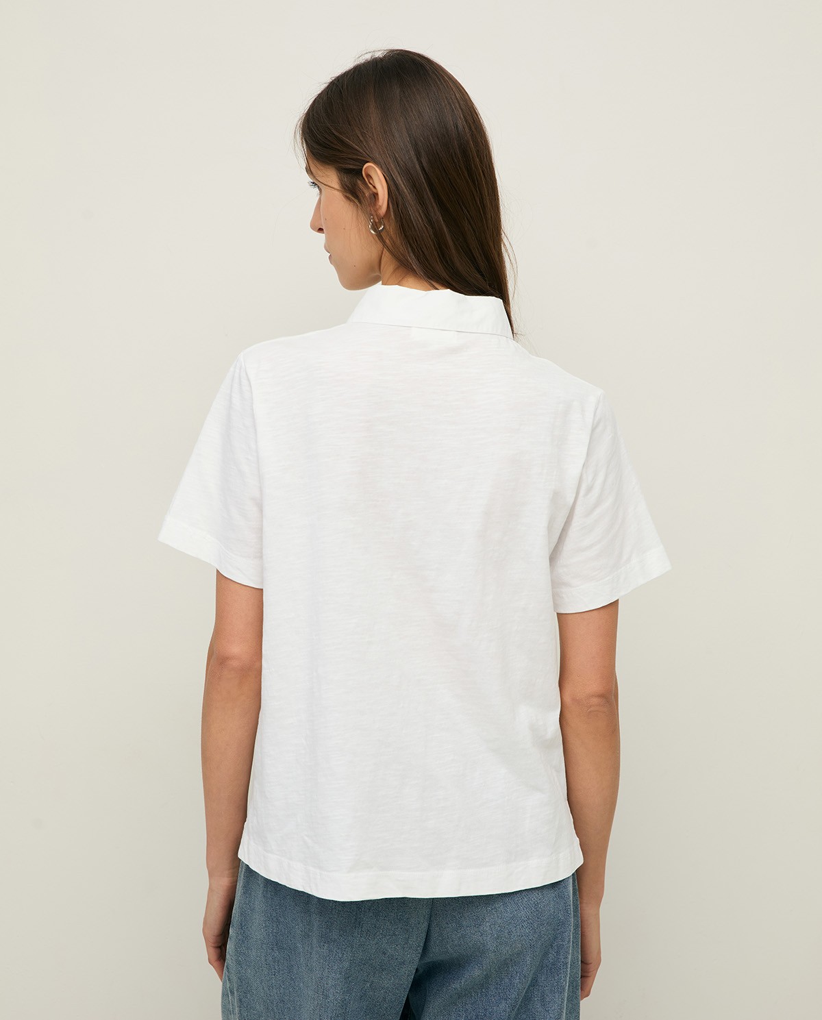 Camiseta cuello polo algodón orgánico en color blanco, vista frontal con detalle del tejido 3