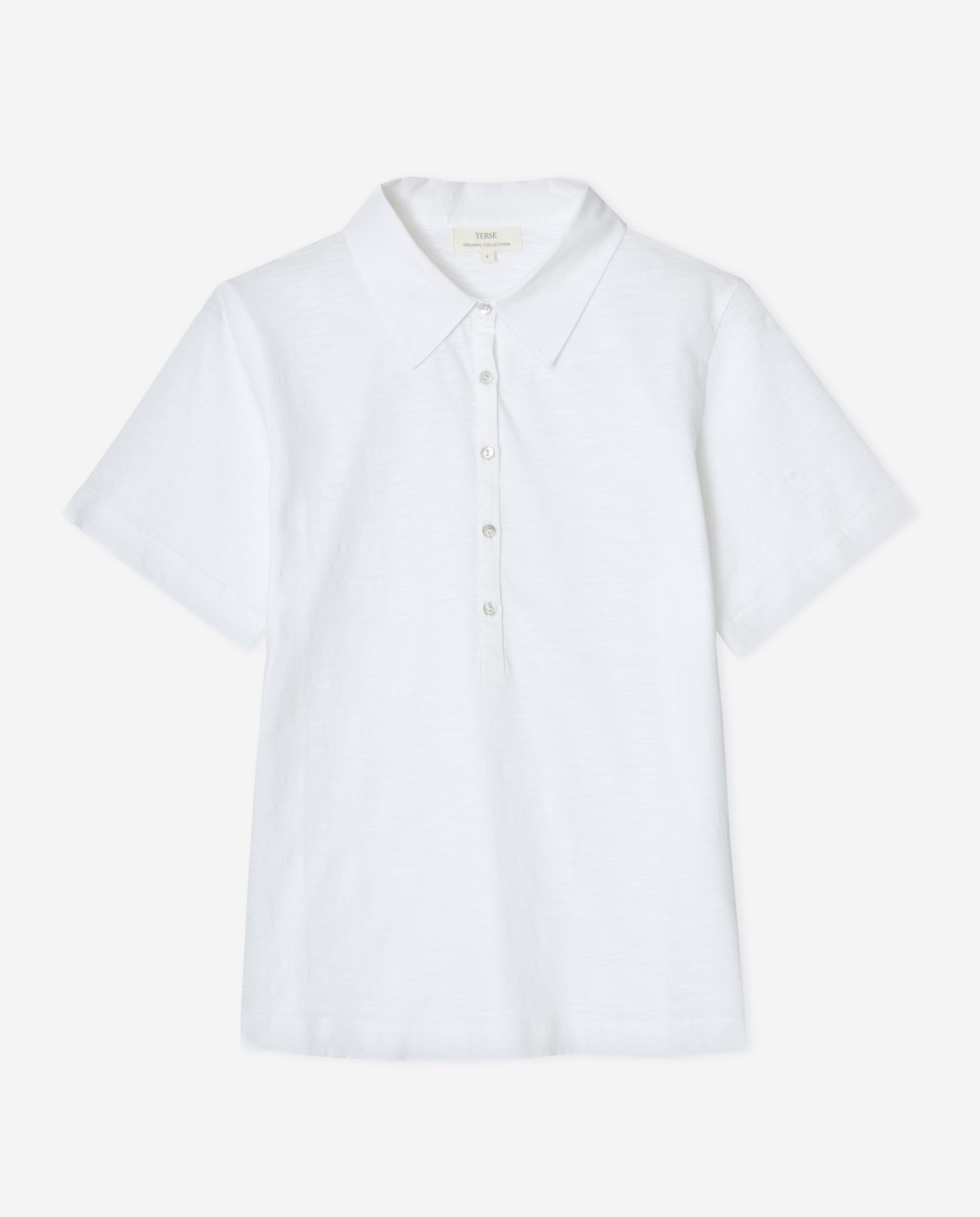 Camiseta cuello polo algodón orgánico en color blanco, vista frontal con detalle del tejido 5