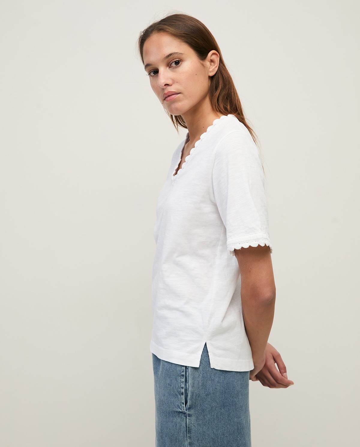 Camiseta detalles crochet en color blanco, vista frontal con detalle del tejido 2