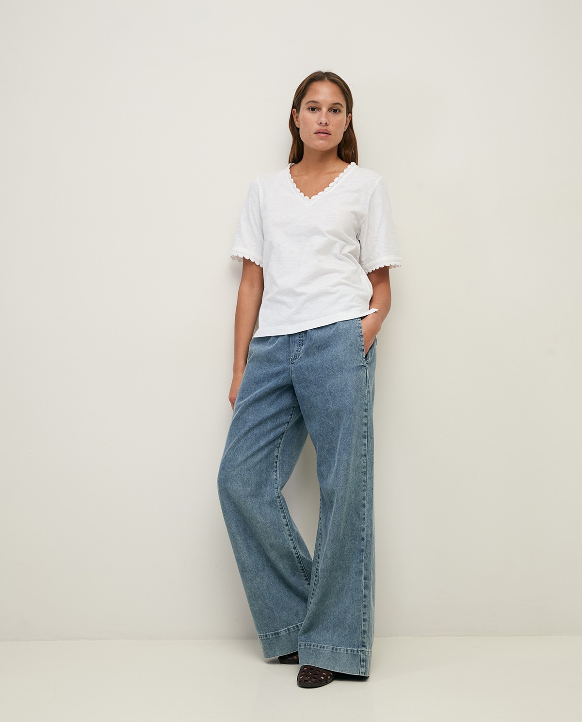 Camiseta detalles crochet en color blanco, vista frontal con detalle del tejido 4