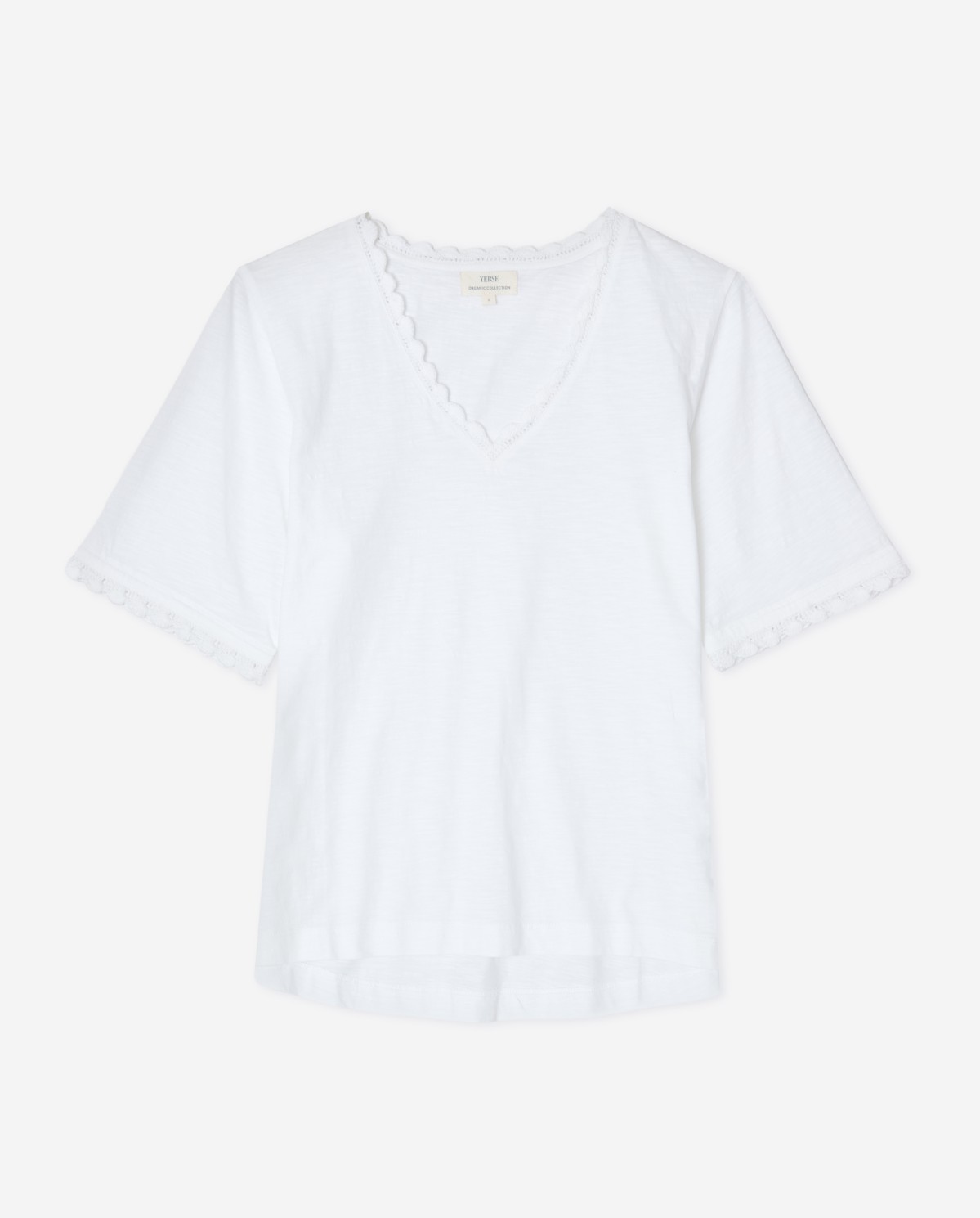 Camiseta detalles crochet en color blanco, vista frontal con detalle del tejido 5