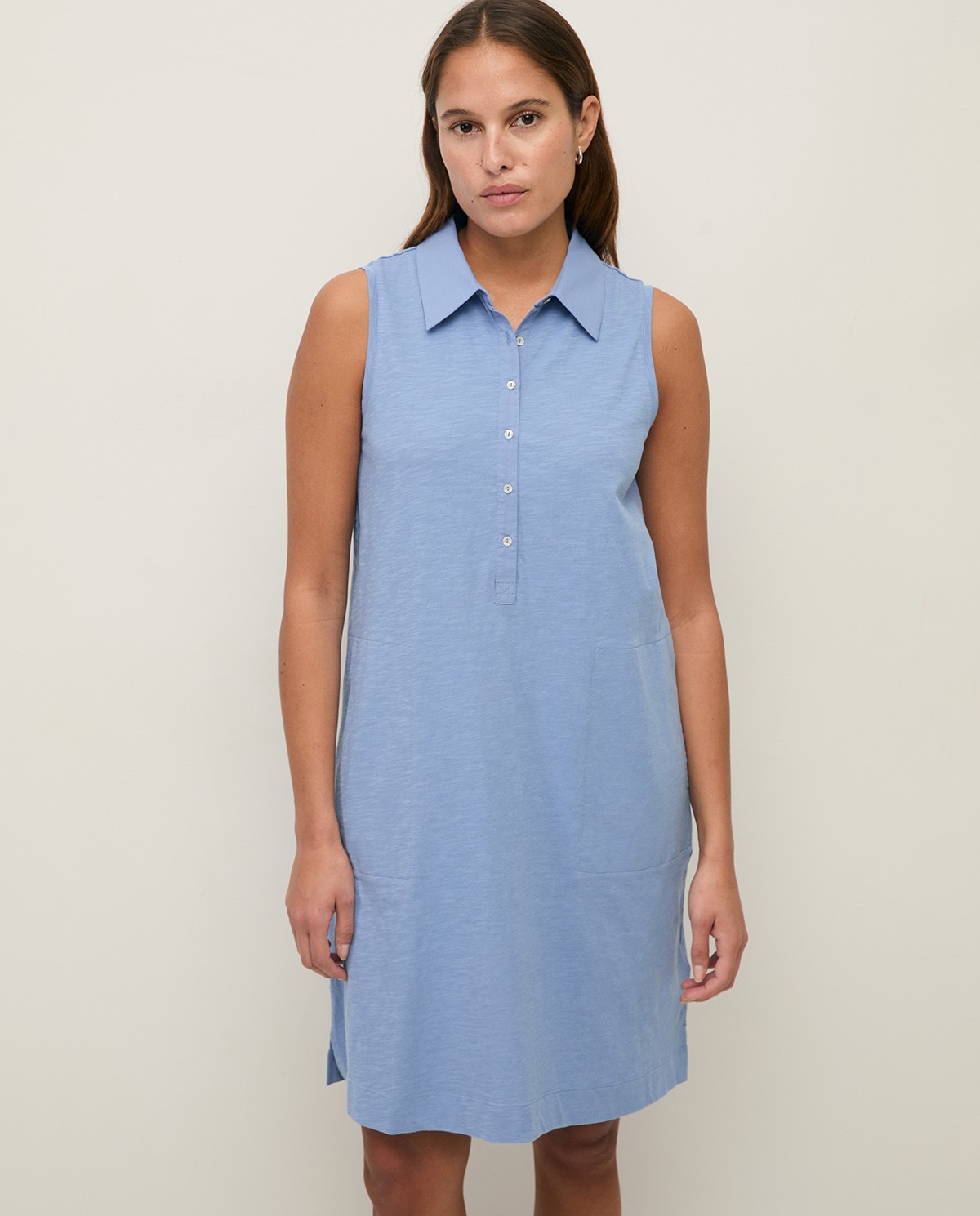 Vestido cuello polo sin mangas en color azul, vista frontal con detalle del tejido