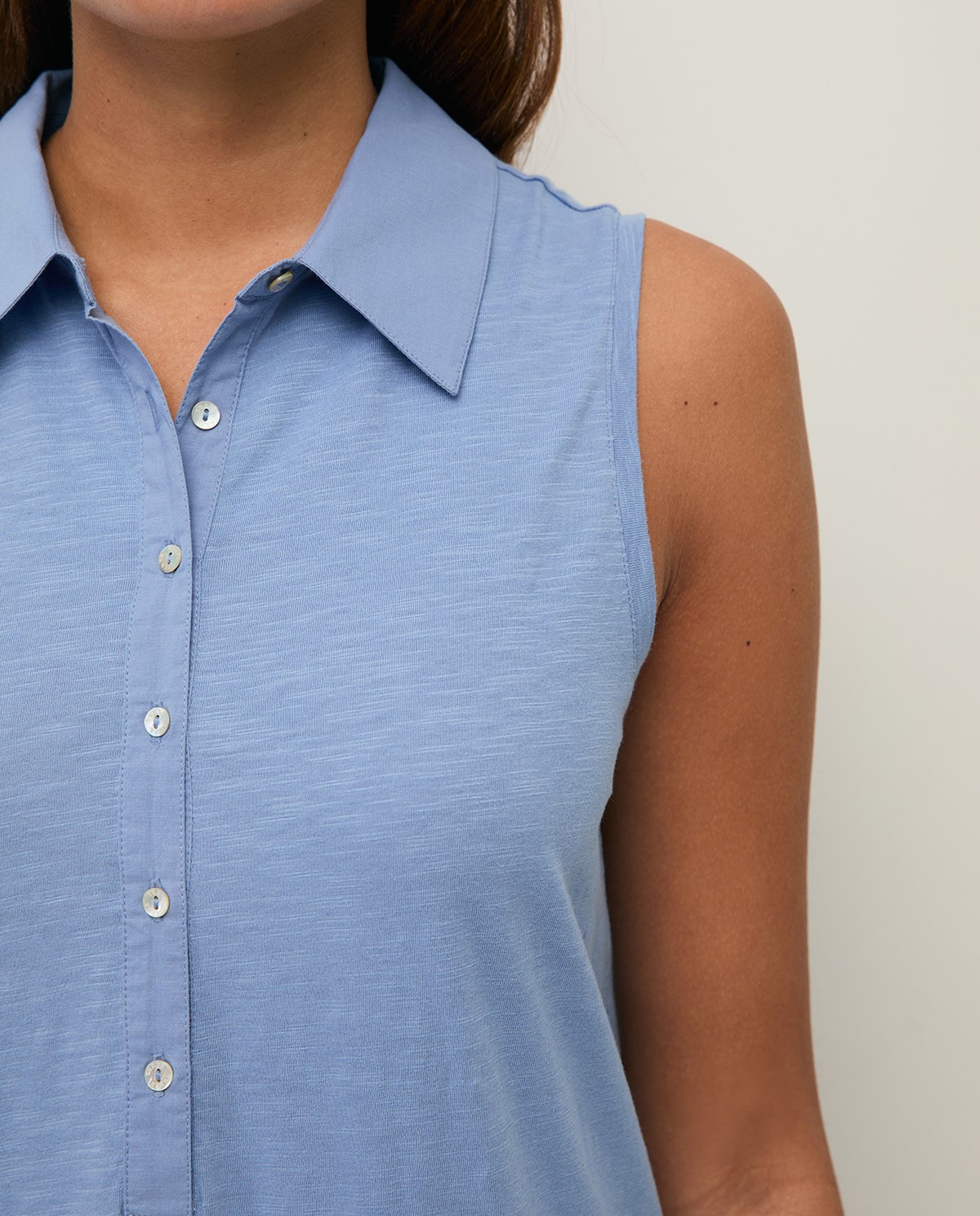 Vestido cuello polo sin mangas en color azul, vista frontal con detalle del tejido 1