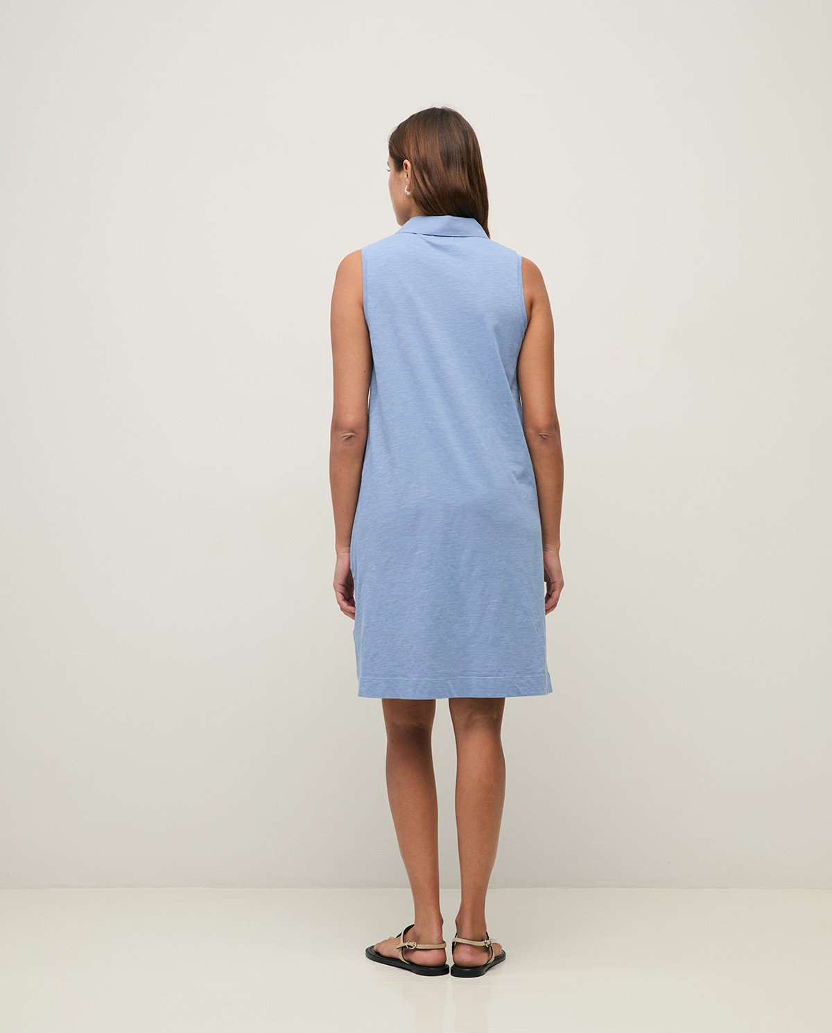 Vestido cuello polo sin mangas en color azul, vista frontal con detalle del tejido 4