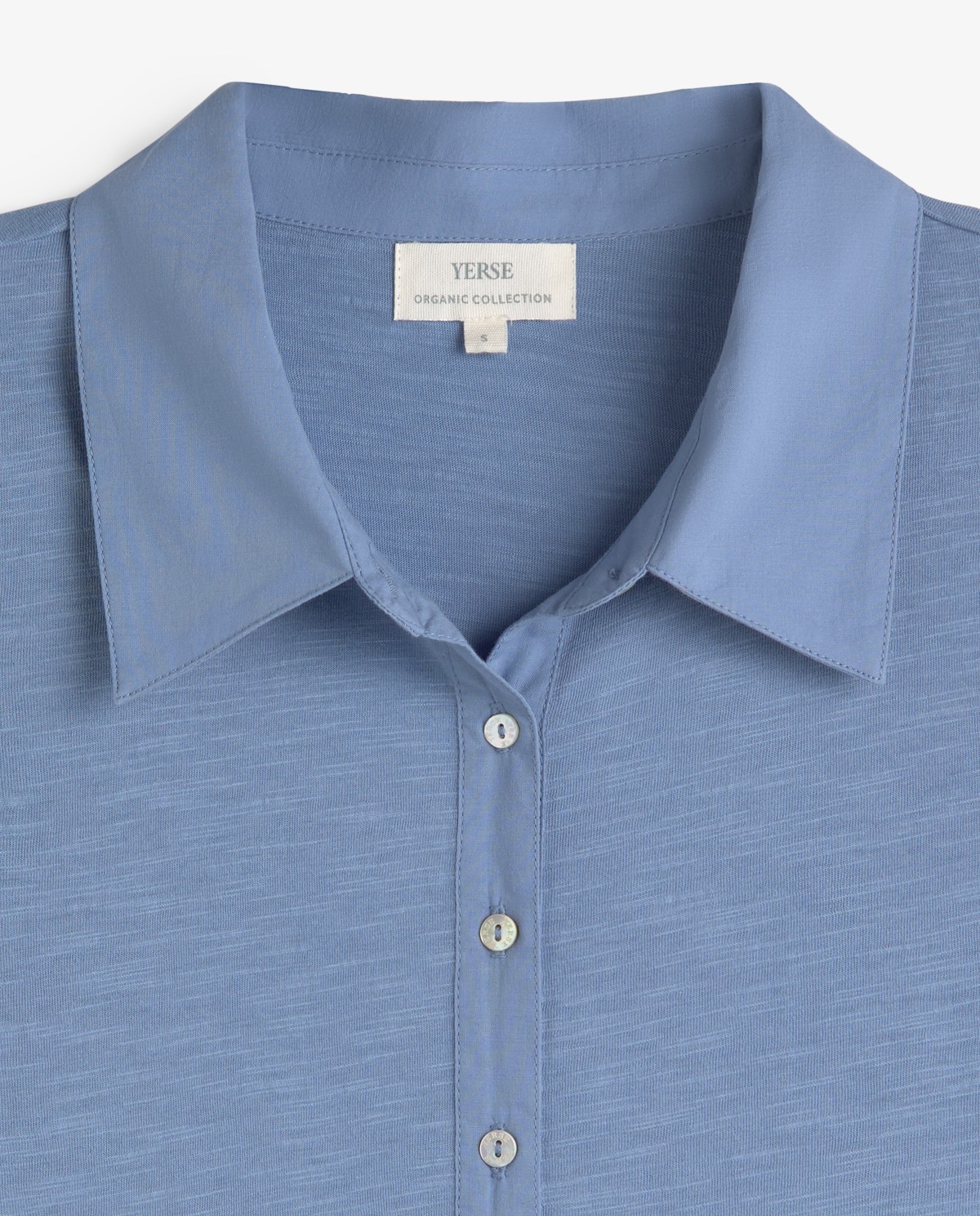 Vestido cuello polo sin mangas en color azul, vista frontal con detalle del tejido 7