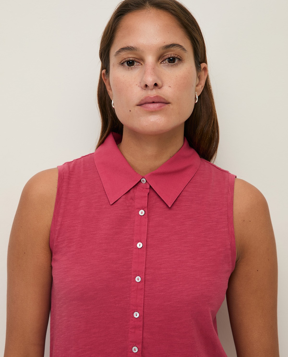 Vestido cuello polo sin mangas en color frambuesa, vista frontal con detalle del tejido 2
