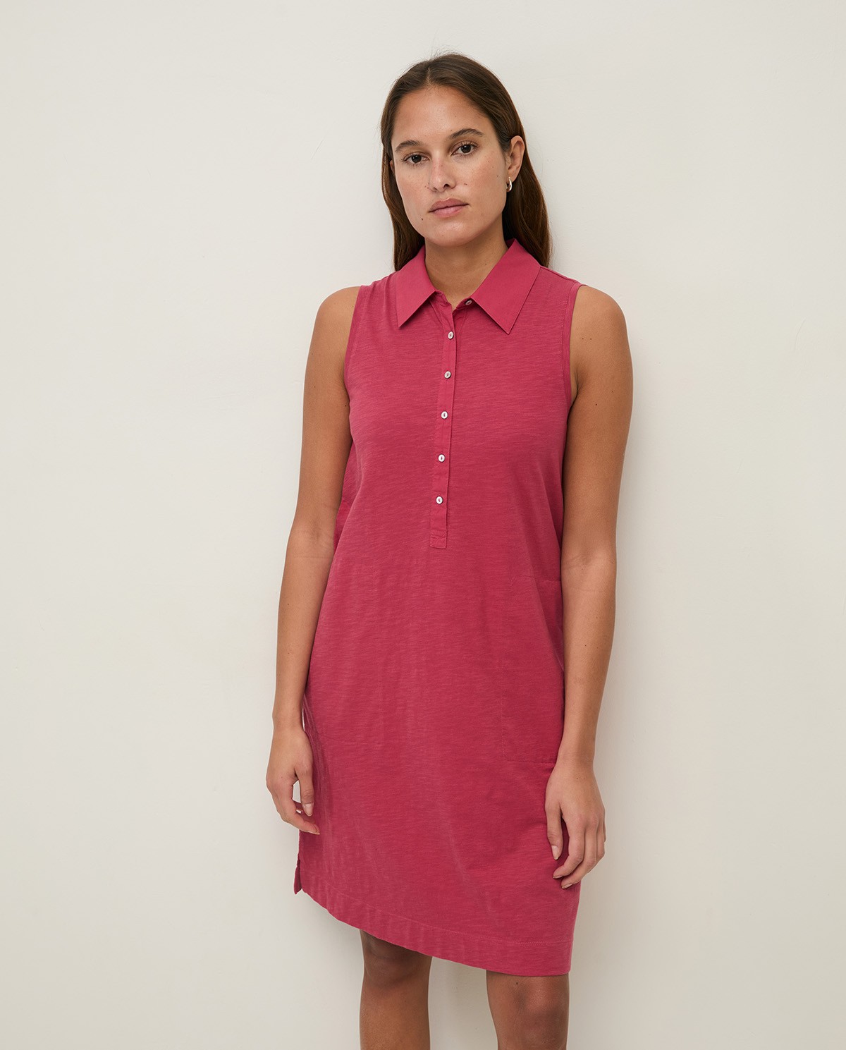 Vestido cuello polo sin mangas en color frambuesa, vista frontal con detalle del tejido