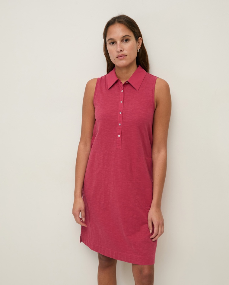 Vestido cuello polo sin mangas en color frambuesa, vista frontal con detalle del tejido