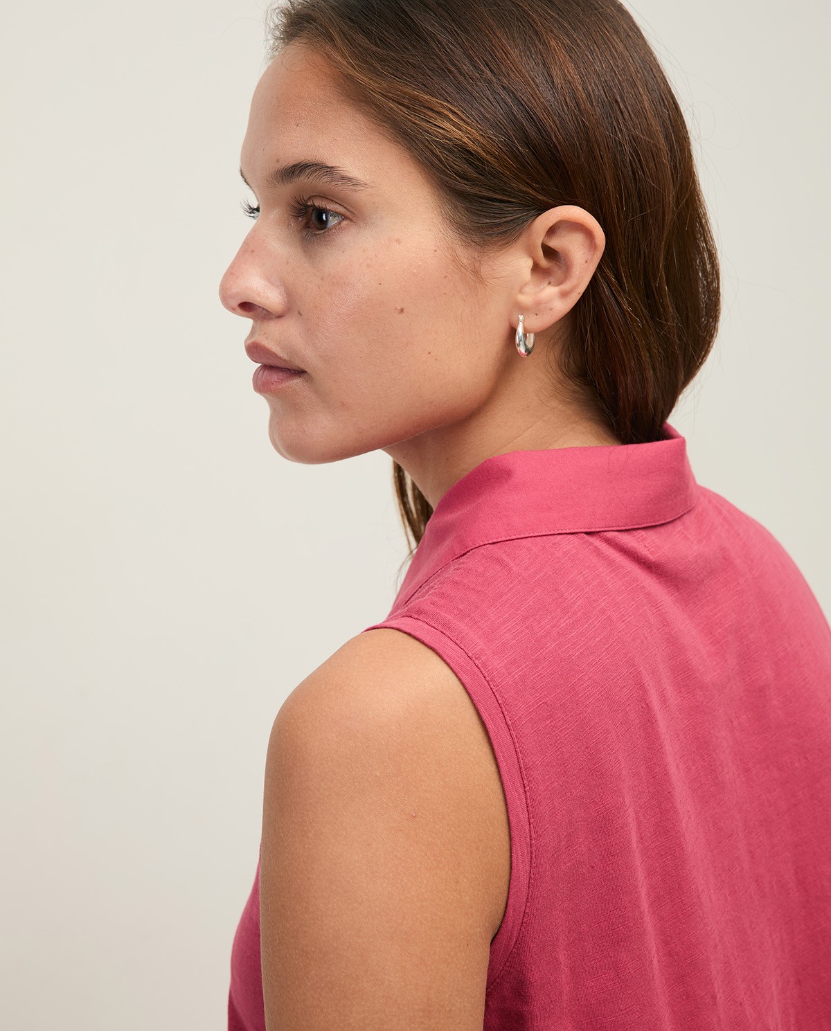 Vestido cuello polo sin mangas en color frambuesa, vista frontal con detalle del tejido 3