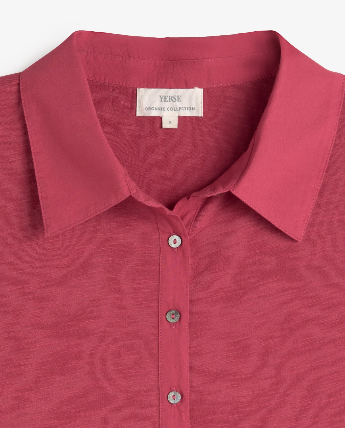 Vestido cuello polo sin mangas en color frambuesa, vista frontal con detalle del tejido 6