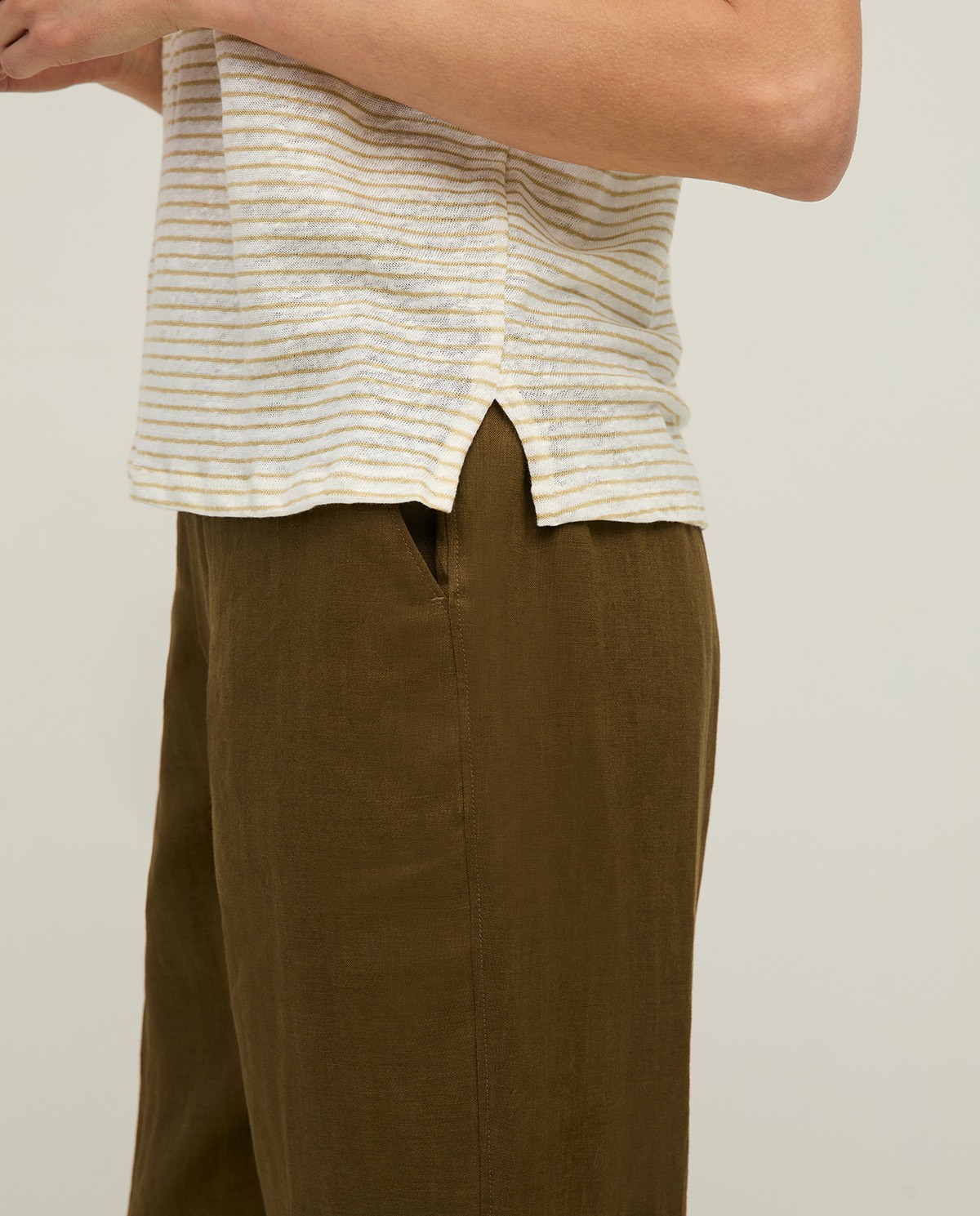 Camiseta lino manga corta rayas en color amarillo, vista frontal con detalle del tejido 3