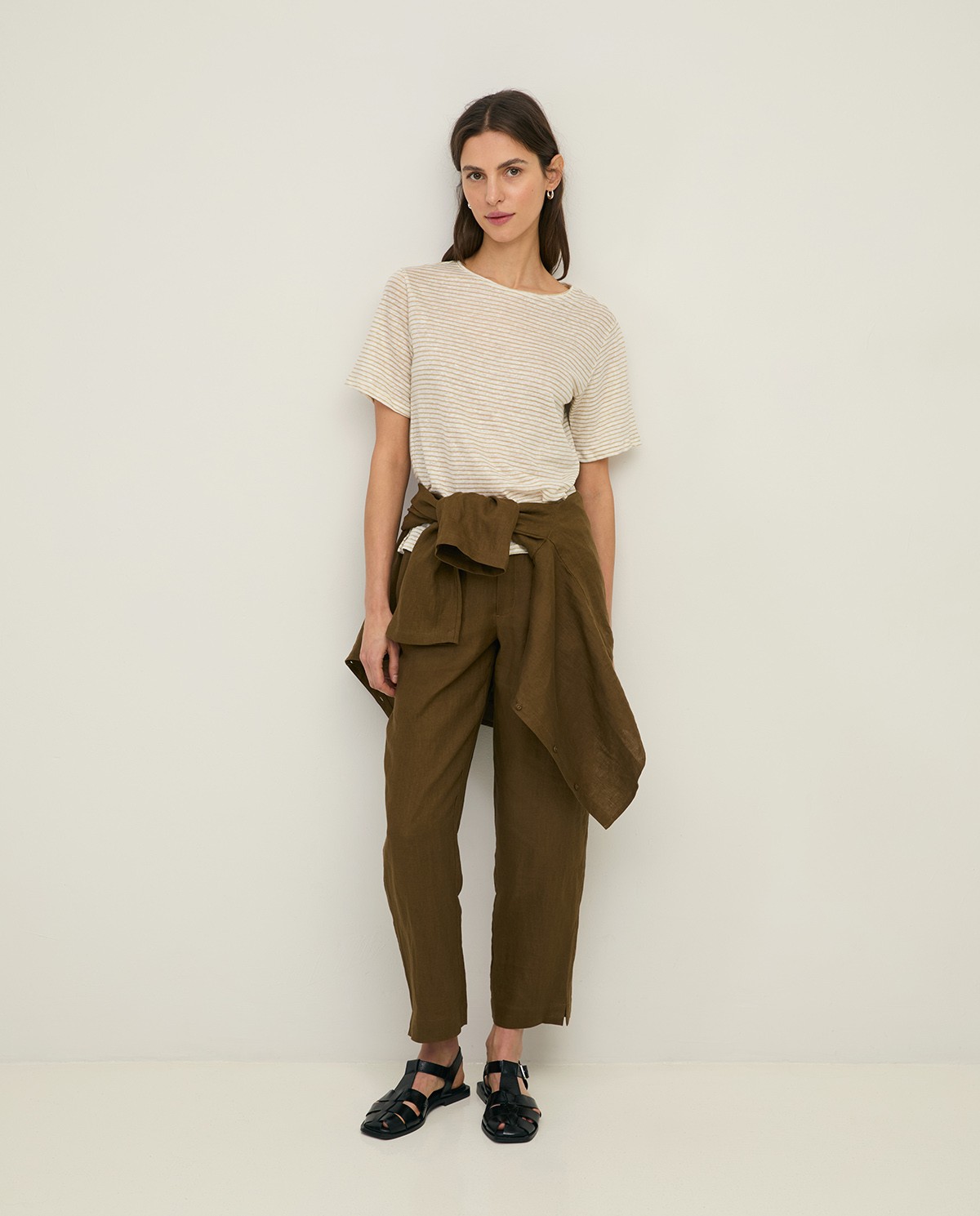 Camiseta lino manga corta rayas en color amarillo, vista frontal con detalle del tejido 5