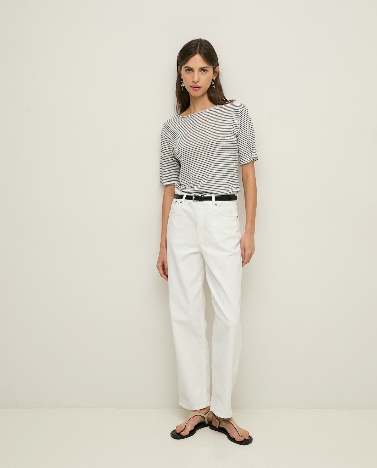 Camiseta lino manga corta rayas en color azul oscuro, vista frontal con detalle del tejido 4