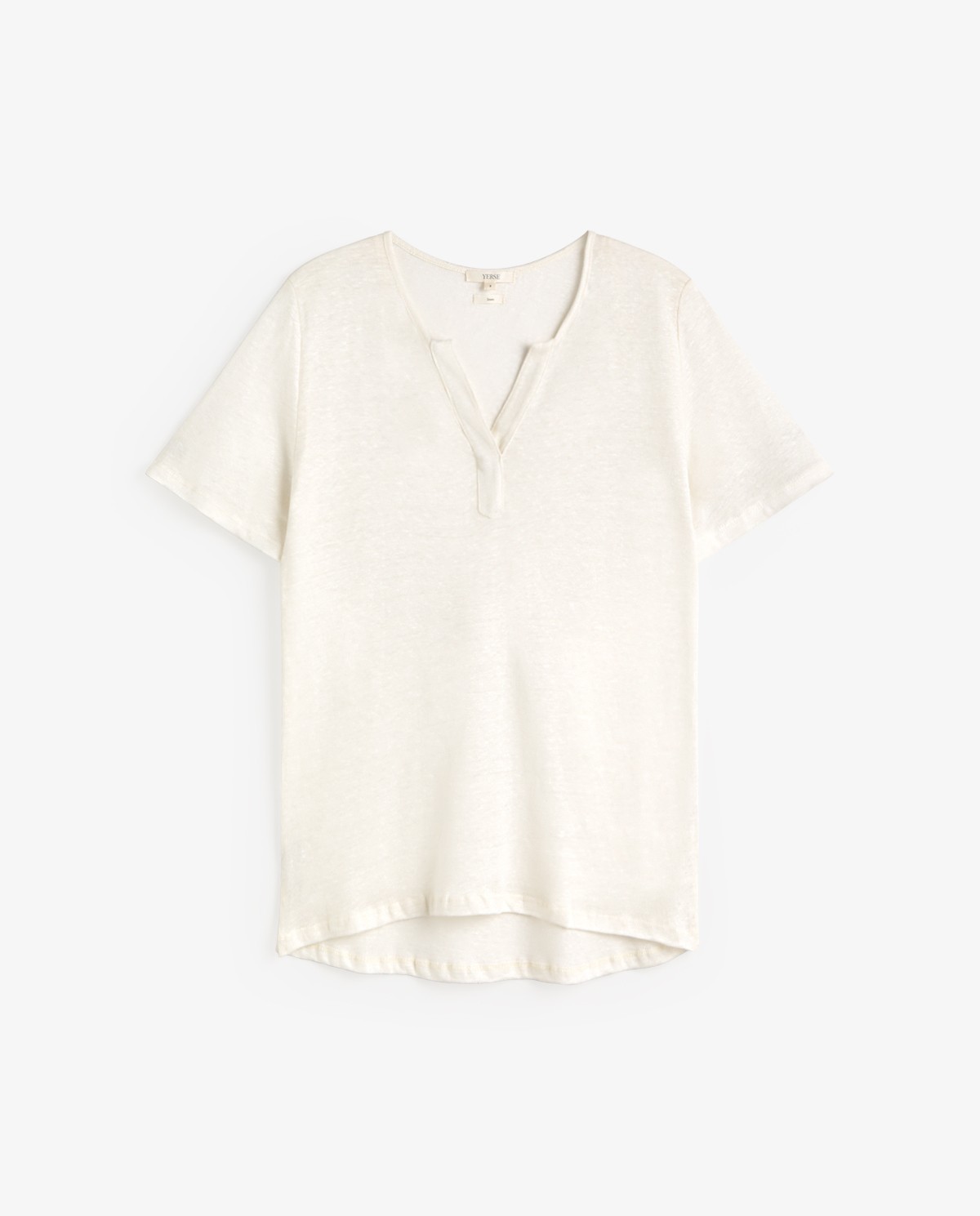 Camiseta lino cuello tunecino en color crudo, vista frontal con detalle del tejido 5