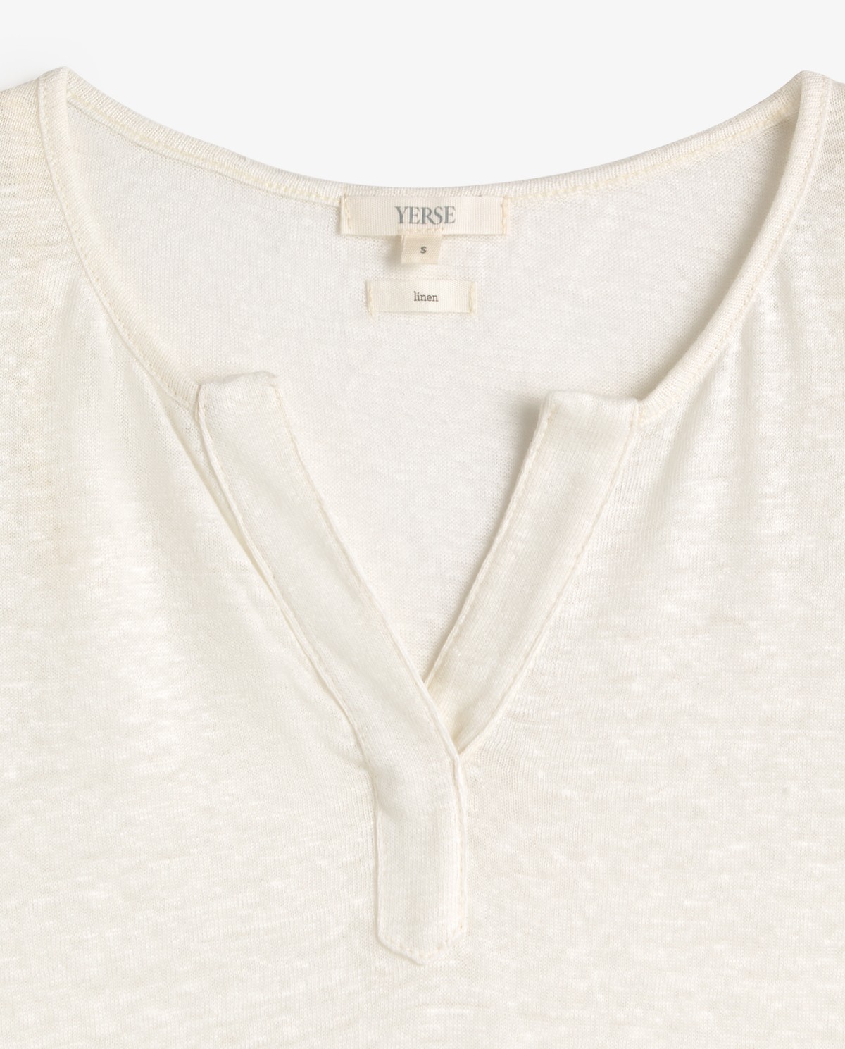 Camiseta lino cuello tunecino en color crudo, vista frontal con detalle del tejido 6