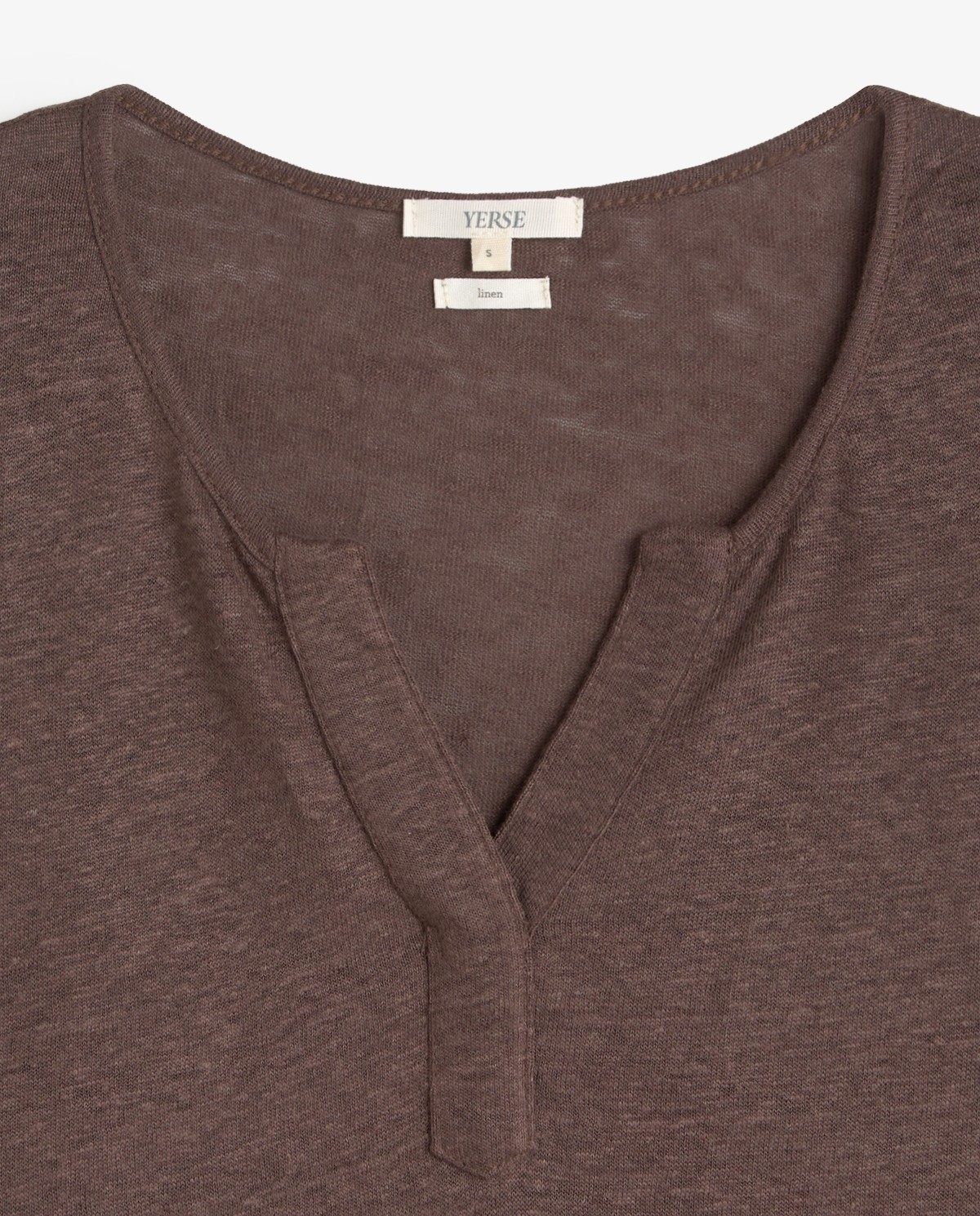 Camiseta lino cuello tunecino en color chocolate, vista frontal con detalle del tejido 7