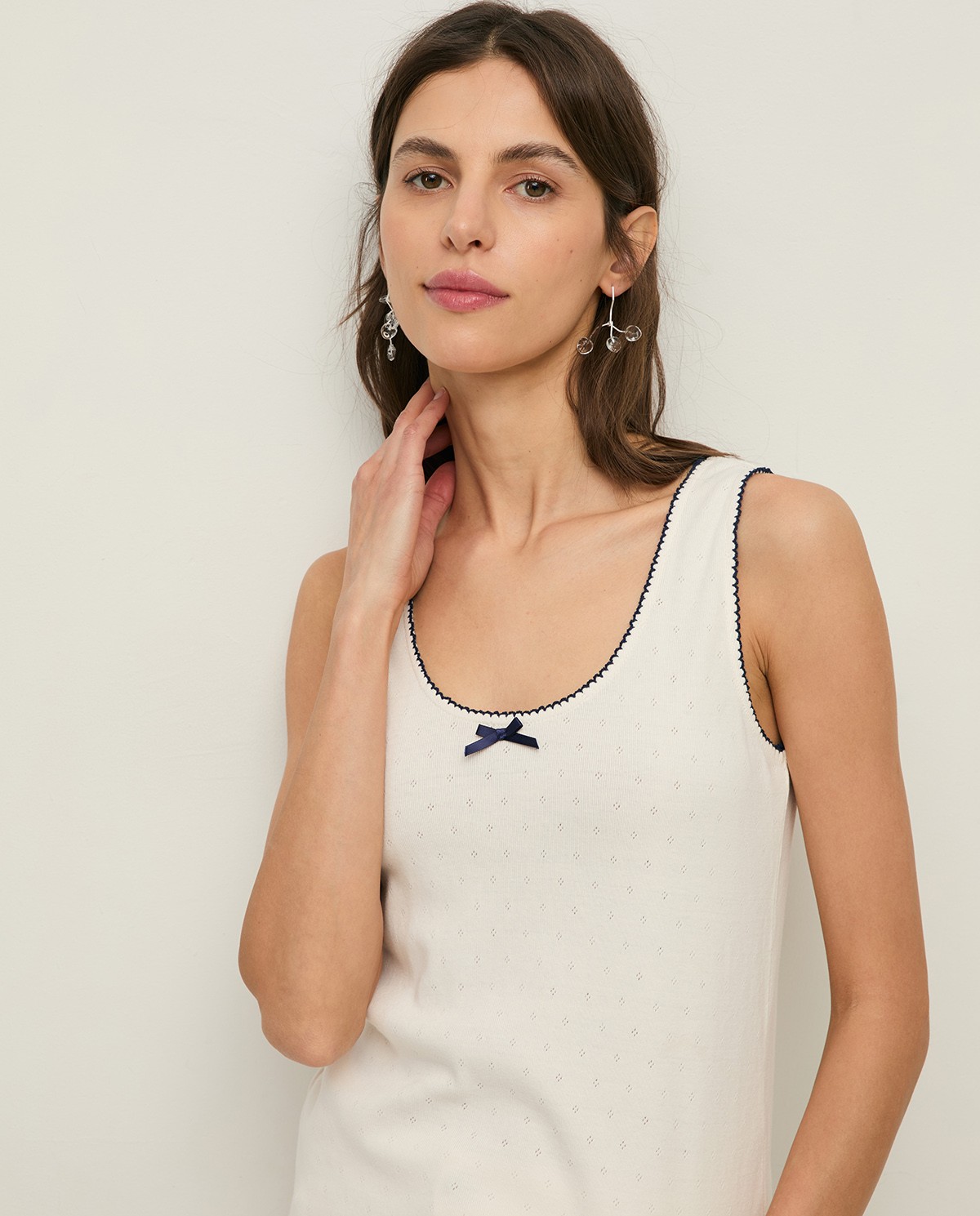 Top tirantes algodón lazo en color crudo, vista frontal con detalle del tejido