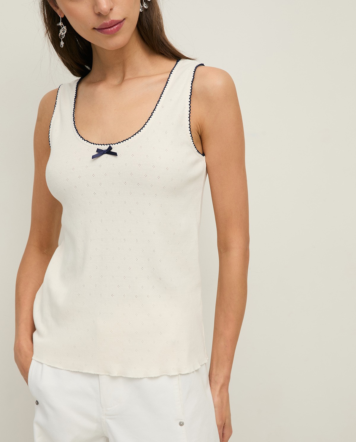 Top tirantes algodón lazo en color crudo, vista frontal con detalle del tejido 1