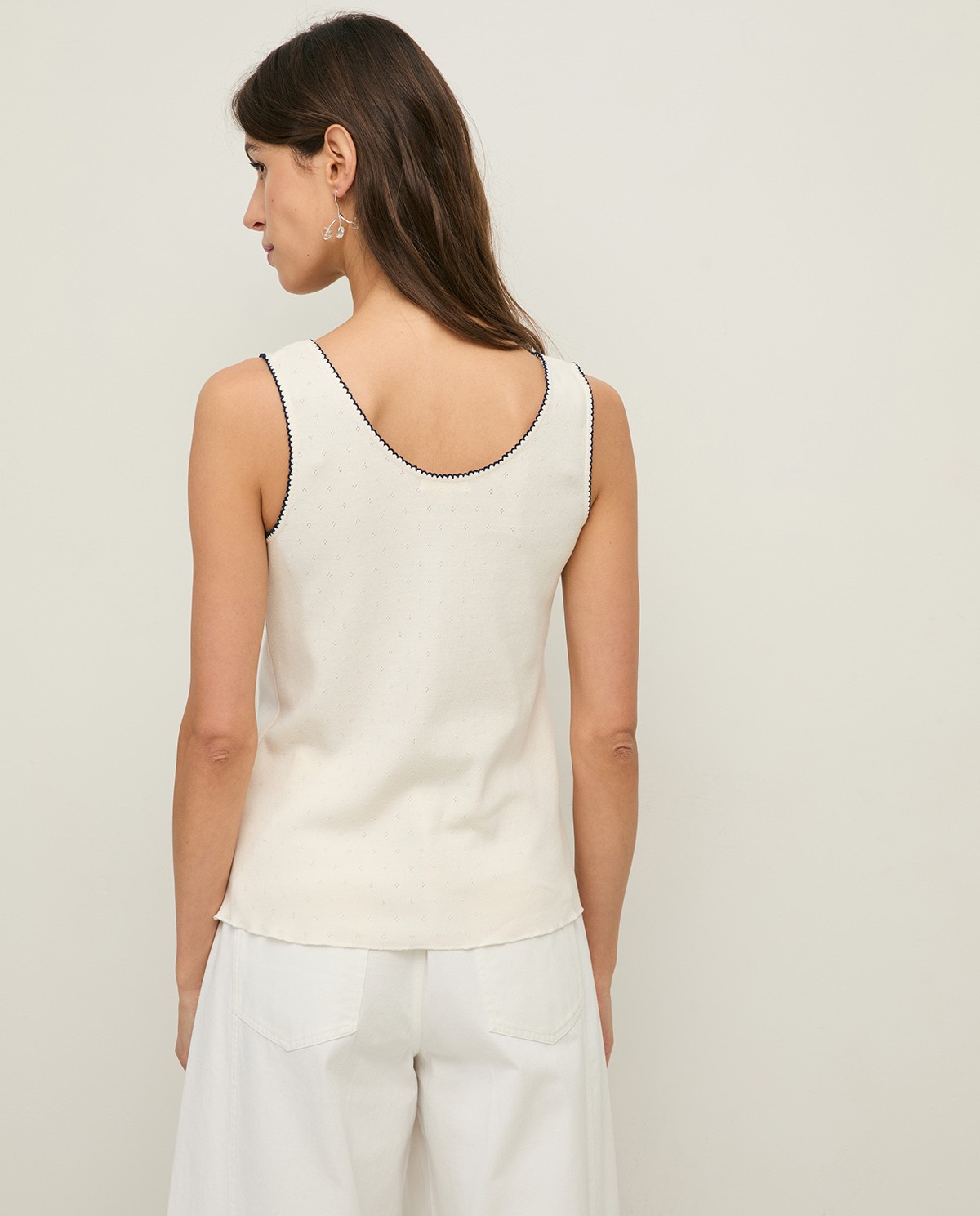 Top tirantes algodón lazo en color crudo, vista frontal con detalle del tejido 3
