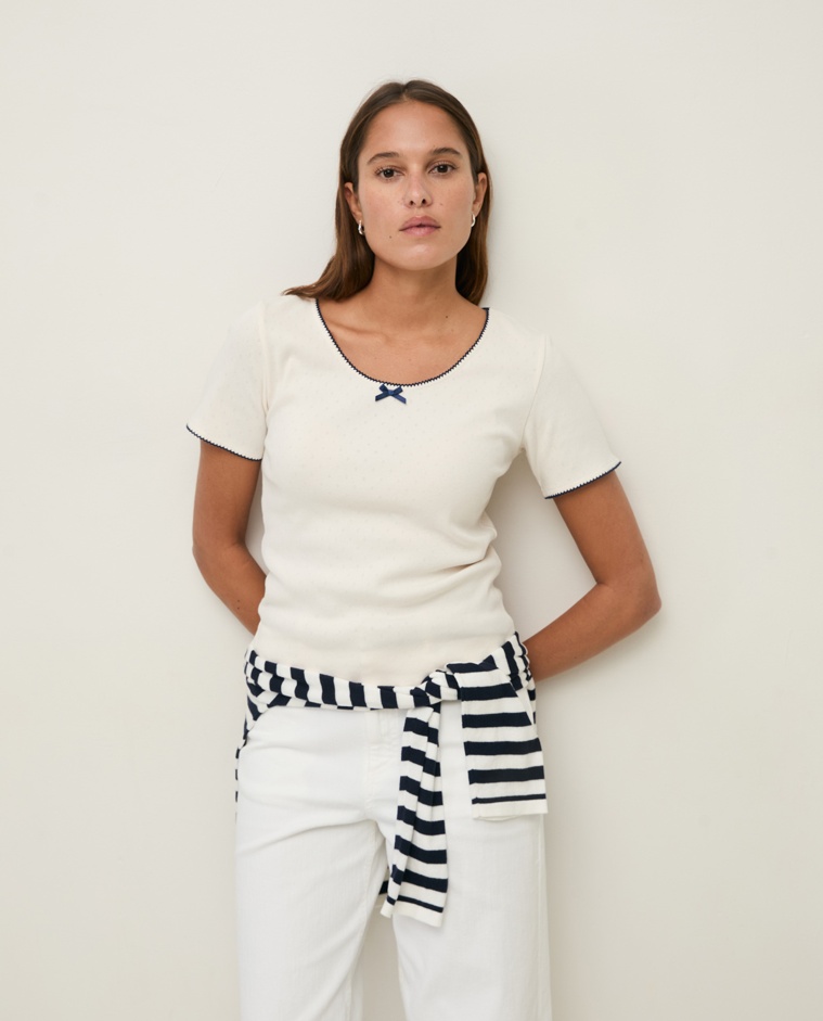 Camiseta algodón manga corta lazo en color crudo, vista frontal con detalle del tejido