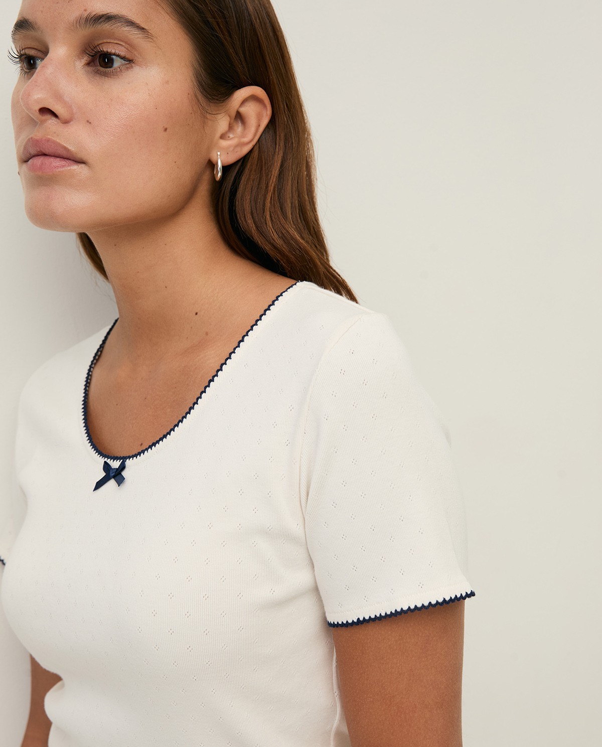 Camiseta algodón manga corta lazo en color crudo, vista frontal con detalle del tejido 1