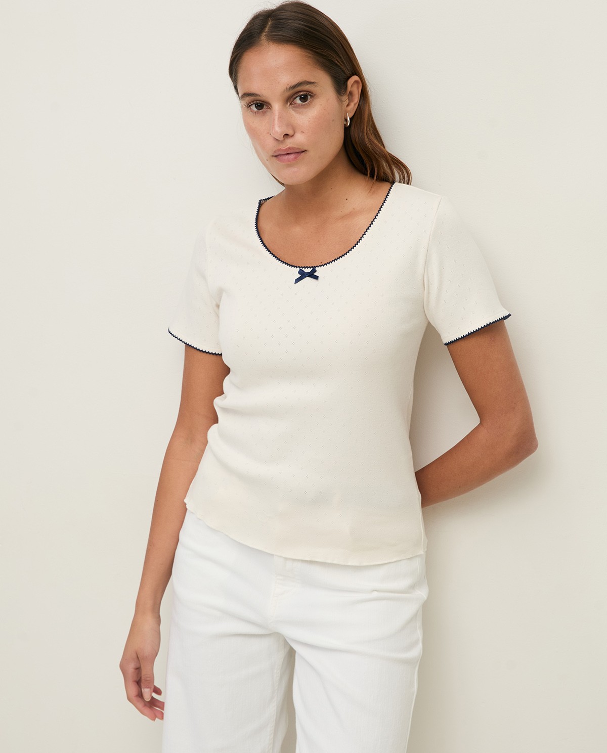 Camiseta algodón manga corta lazo en color crudo, vista frontal con detalle del tejido 2