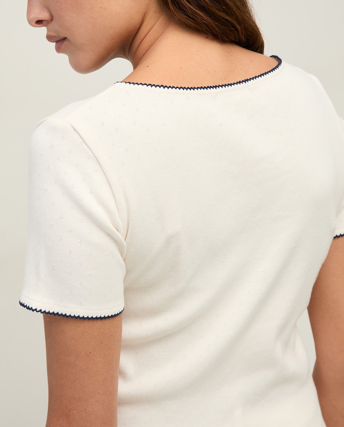 Camiseta algodón manga corta lazo en color crudo, vista frontal con detalle del tejido 3