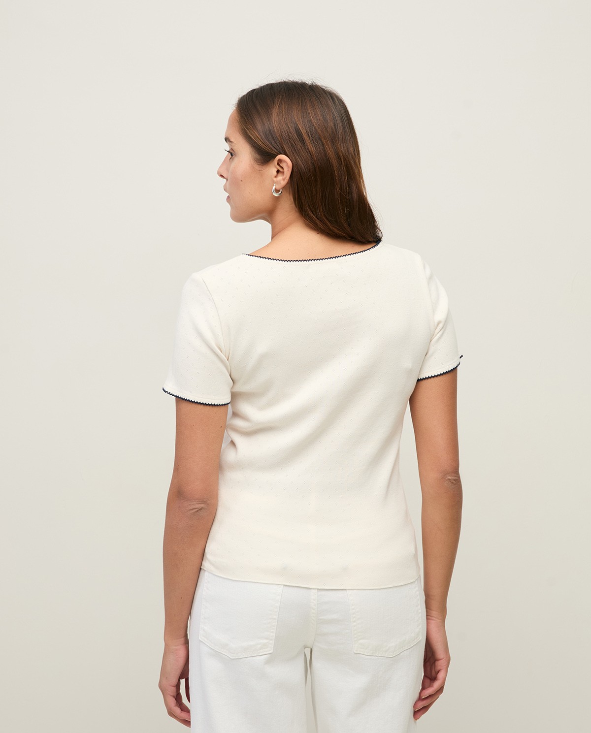 Camiseta algodón manga corta lazo en color crudo, vista frontal con detalle del tejido 4