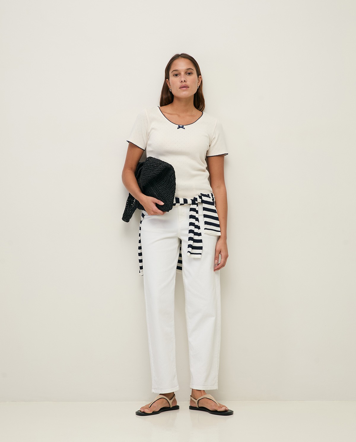 Camiseta algodón manga corta lazo en color crudo, vista frontal con detalle del tejido 5