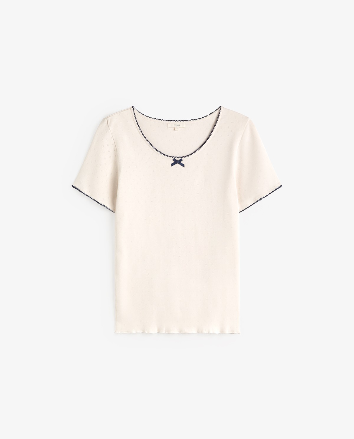 Camiseta algodón manga corta lazo en color crudo, vista frontal con detalle del tejido 6