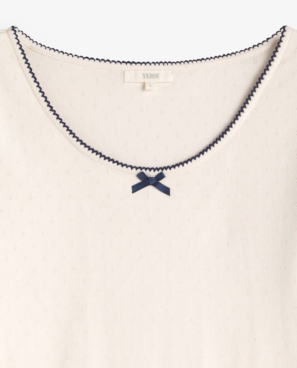 Camiseta algodón manga corta lazo en color crudo, vista frontal con detalle del tejido 7