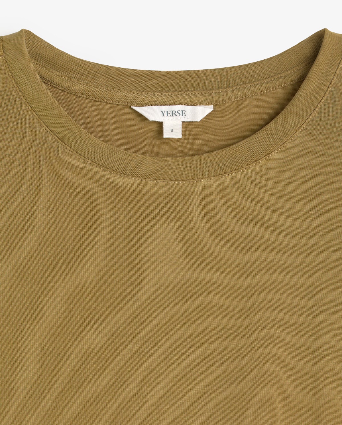 Camiseta fluida manga corta en color caqui, vista frontal con detalle del tejido 8