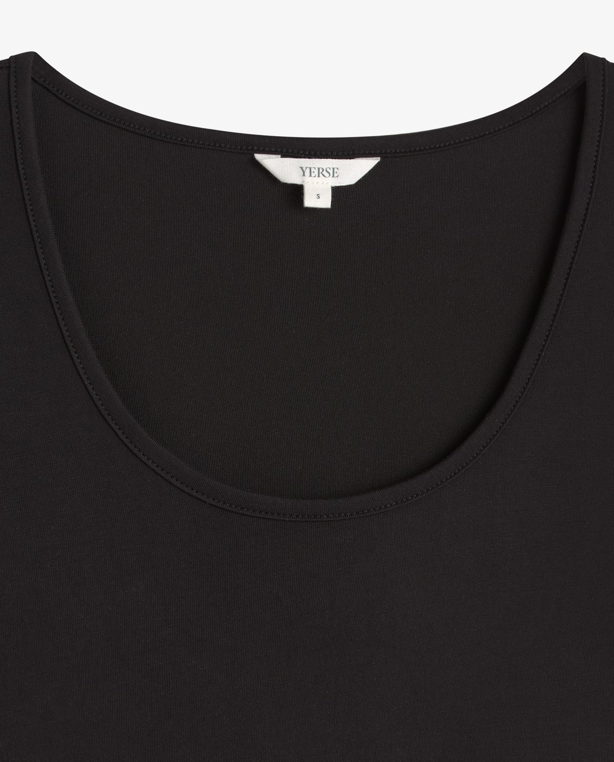 Camiseta fluida escote olla en color negro, vista frontal con detalle del tejido 5