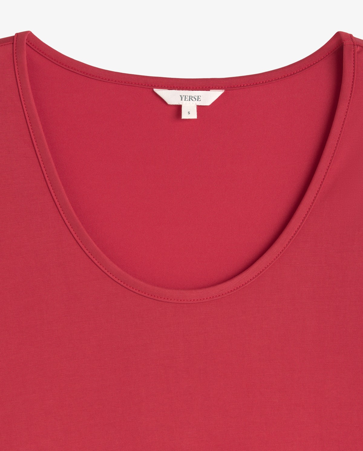 Camiseta fluida escote olla en color rojo, vista frontal con detalle del tejido 7