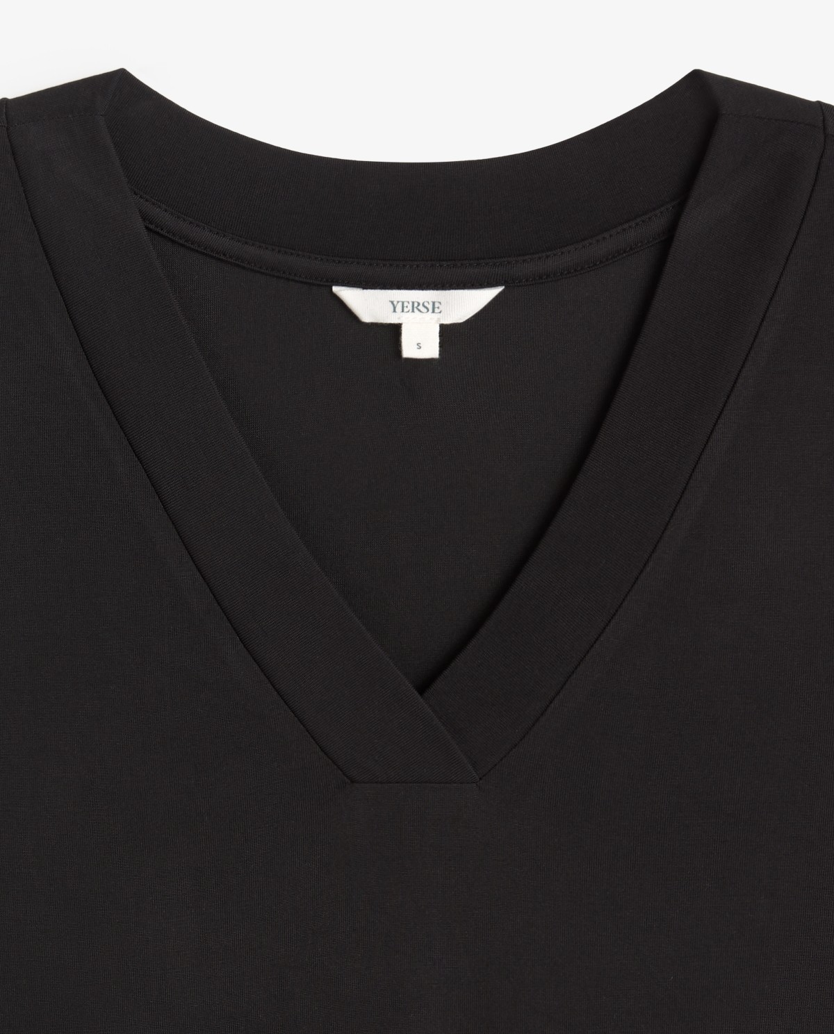 Top fluido sin mangas en color negro, vista frontal con detalle del tejido 8