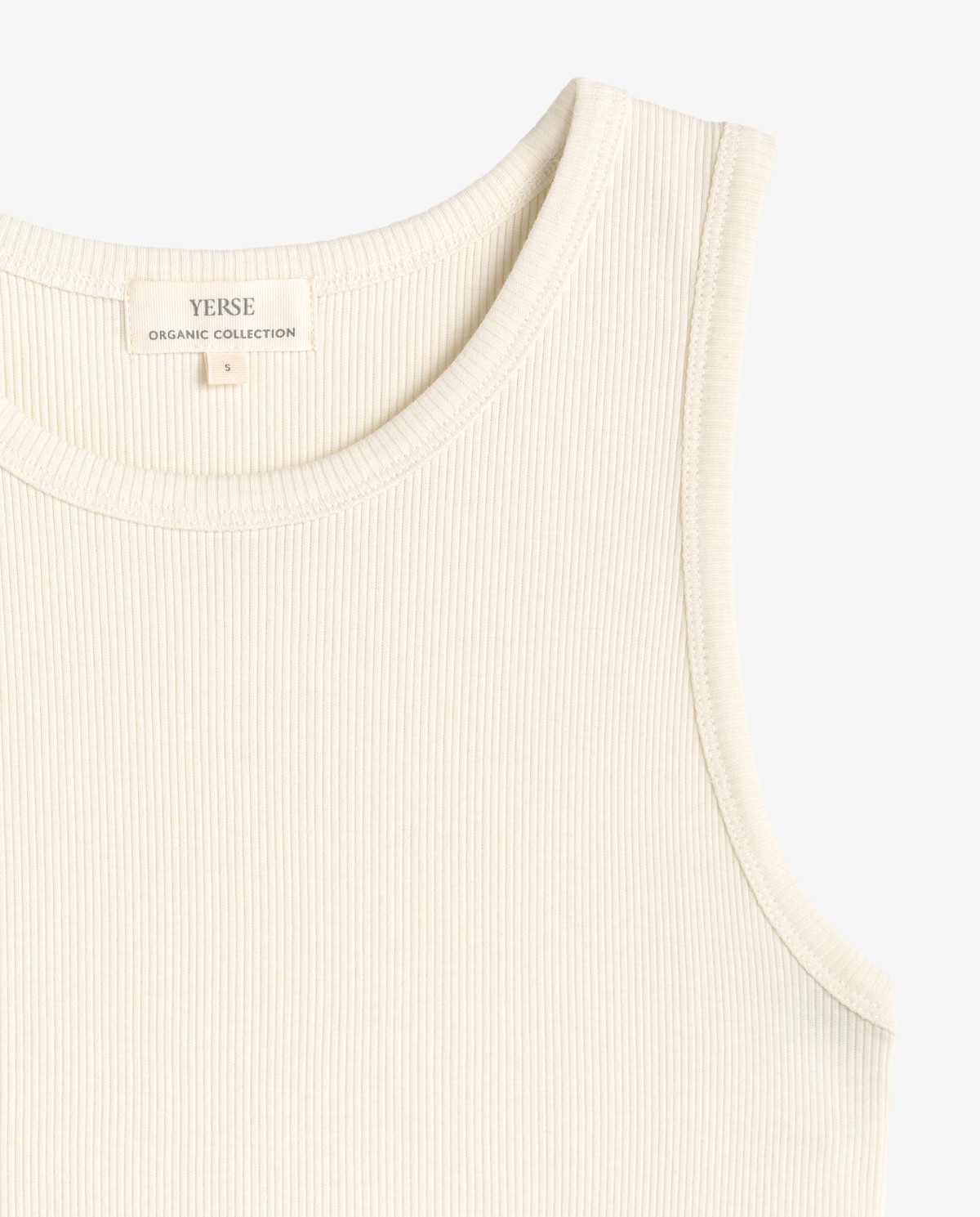 Top canalé algodón orgánico en color crudo, vista frontal con detalle del tejido 5