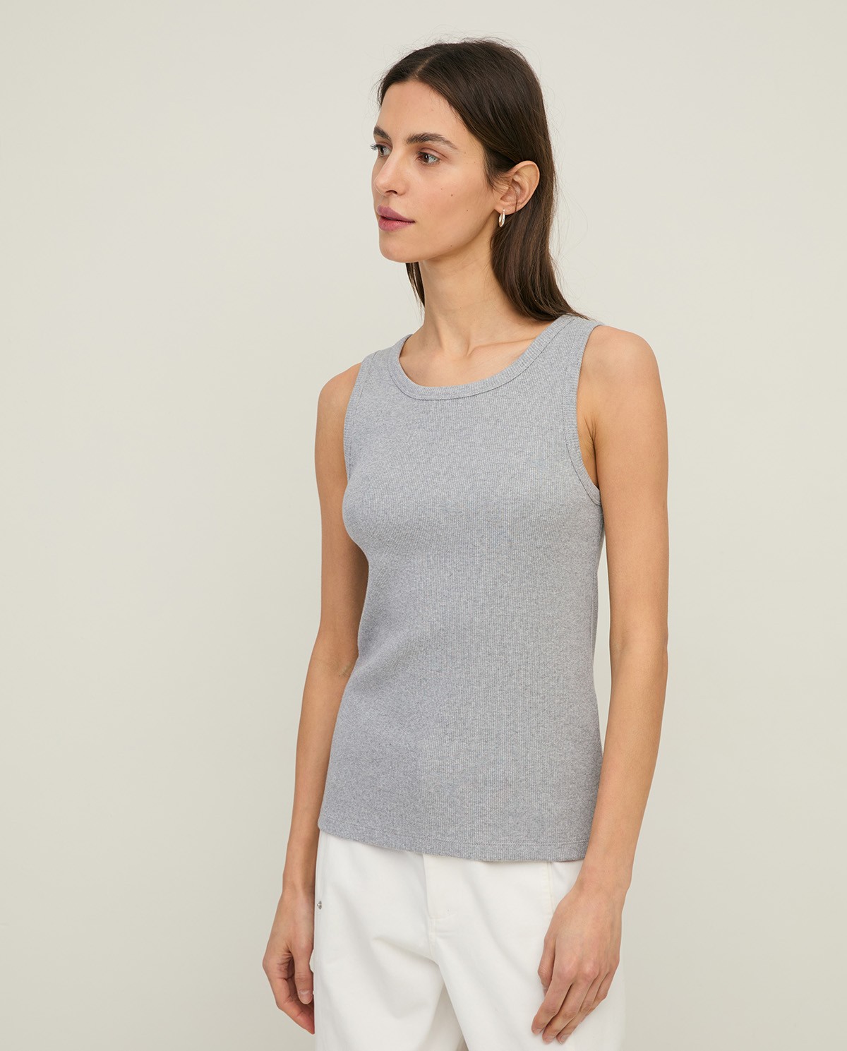 Top algodón orgánico canalé en color gris, vista frontal con detalle del tejido 1