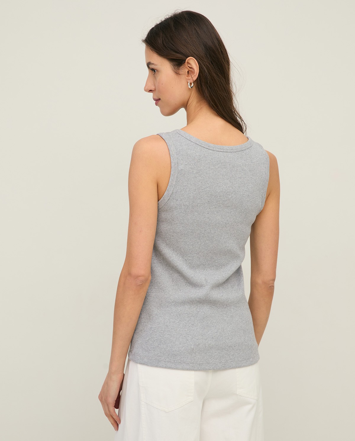 Top algodón orgánico canalé en color gris, vista frontal con detalle del tejido 3