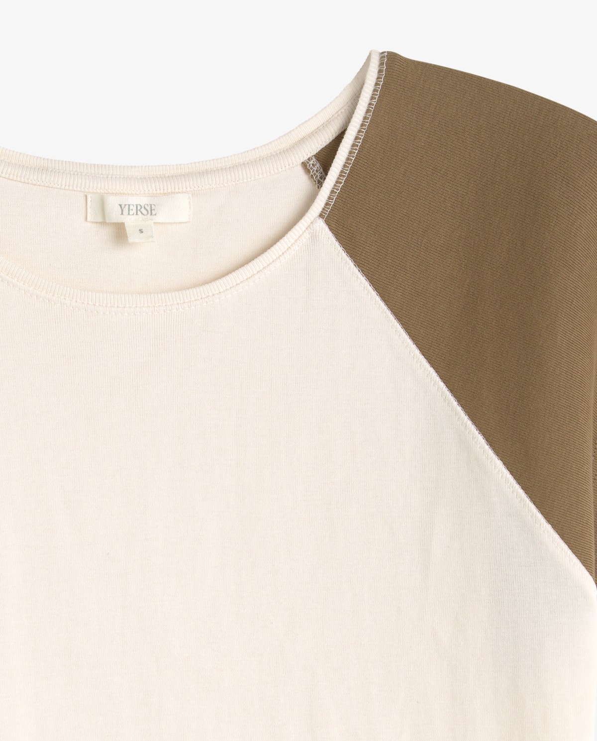 Camiseta bicolor algodón en color caqui, vista frontal con detalle del tejido 5