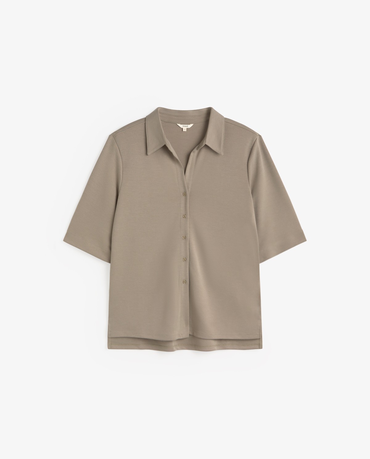 Camisa fluida manga corta en color caqui, vista frontal con detalle del tejido 5